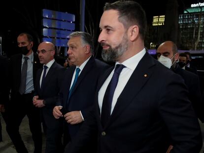 El primer ministro de Hungría, Víktor Orbán y el líder de VOX, Santiago Abascal, el pasado 28 de enero en un céntrico hotel de Madrid.