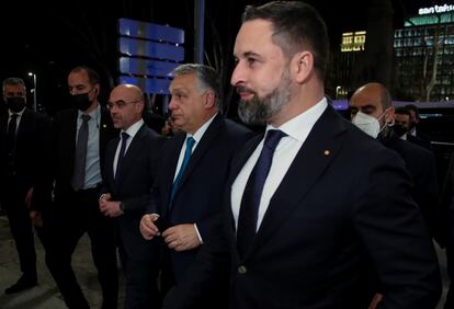 El primer ministro de Hungría, Víktor Orbán y el líder de VOX, Santiago Abascal, el pasado 28 de enero en un céntrico hotel de Madrid.