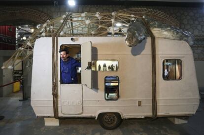 El artista argentino Sebastian Beyro dentro de la caravana de El Coleccionista,