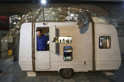 El artista argentino Sebastian Beyro dentro de la caravana de El Coleccionista, 