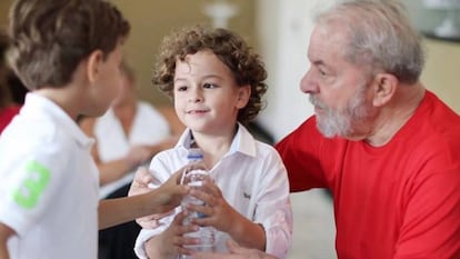 O ex-presidente Lula com o neto Arthur, em uma imagem de arquivo. A criança morreu nesta sexta-feira, 1 de março, vítima de uma meningite.