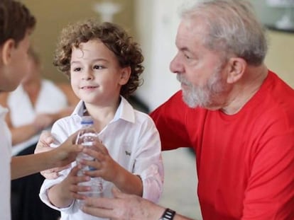 O ex-presidente Lula com o neto Arthur, em uma imagem de arquivo. A criança morreu nesta sexta-feira, 1 de março, vítima de uma meningite.