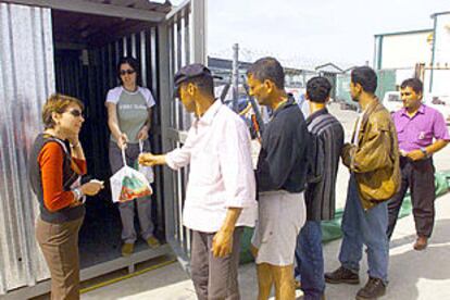 Reparto de ayuda humanitaria a inmigrantes en paro en la localidad onubense de Lepe.