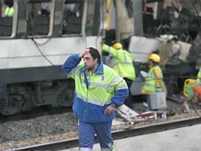 Un empleado del Ayuntamiento de Madrid se lleva la mano a la cabeza ante el vagón que sufrió el atentado en la estación de Santa Eugenia.