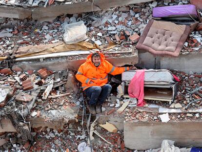 Mesut Hancer coge la mano de su hija de 15 años, fallecida en el terremoto, el martes en Kahramanmaras (Turquía).