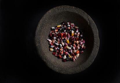 Molcajete de piedra con granos de maíz. El molcajete, término de raíz náhuatl, es un mortero que se emplea para preparar salsas.