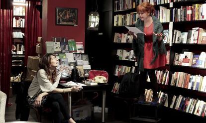 Dos actrices durante la representaci&oacute;n de &#039;D&iacute;as como estos&#039; en la libreria La Buena Vida. 