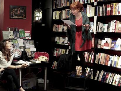 Dos actrices durante la representación de 'Días como estos' en la libreria La Buena Vida.