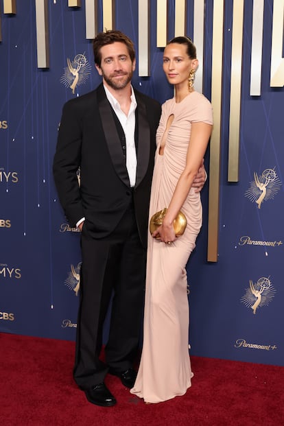 Jake Gyllenhaal, con traje de Prada, y su pareja Jeanne Cadieu, con vestido de Schiaparelli.
