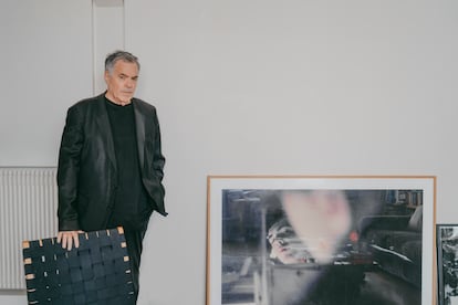 El director Amos Gitai, retratado en su casa de París a principios de abril.