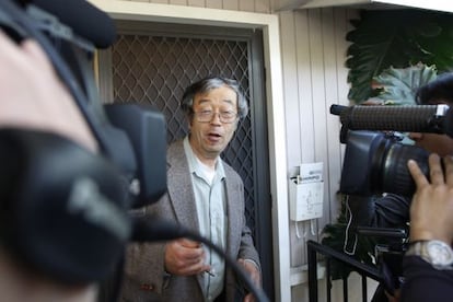 Dorian Satoshi Nakamoto acosado por las c&aacute;maras al salir de su casa de Loas &Aacute;ngeles el pasado 6 de marzo. 