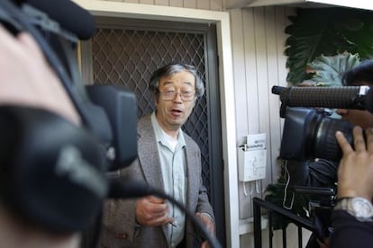 Dorian Satoshi Nakamoto acosado por las cámaras al salir de su casa de Loas Ángeles el pasado 6 de marzo.