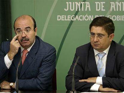 Gaspar Zarrías, a la izquierda ayer, junto al delegado de la Junta en Jaén, Francisco Reyes.