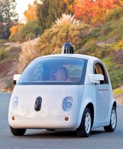El vehículo de Google plantea un nuevo medio de transporte urbano, automático y sin conductor: los pasajeros se suben y el modelo les lleva al destino elegido.