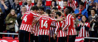 Los jugadores del Athletic celebran el gol de Beñat.