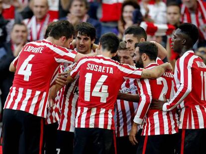 Los jugadores del Athletic celebran el gol de Beñat.