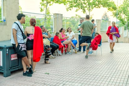 Vecinos de la urbanización Soto de Viñuelas, evacuados en el centro deportivo Enrique Más, este martes tras el incendio en Tres Cantos, Madrid.