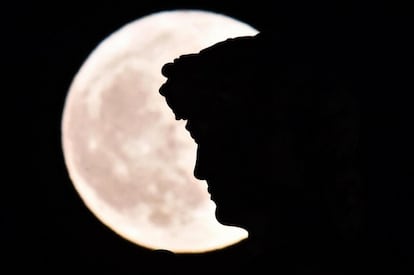 A Superlua recortada pela réplica do David de Michelangelo que enfeita a entrada do Palazzo Vecchio de Florença, na Itália.