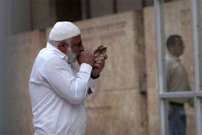 Un judío ortodoxo hace sonar su cuerno de carnero <i>(shaofar)</i> en honor de Sharon en la puerta del hospital Hadassah.