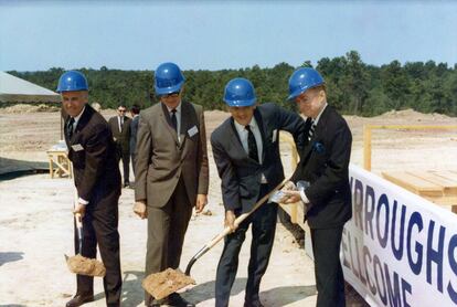 Ceremonia de inicio de la construcción del singular edificio de la farmacéutica Burroughs Wellcome. A la derecha, Paul Rudolph, acompañado de dos de los médicos de la compañía y del entonces consejero delegado, Mr. Dowling (izquierda). |