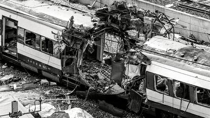 Restos de vagones de tren en las cercanías de la estación de Atocha, en la calle Téllez de Madrid, el 11-M.