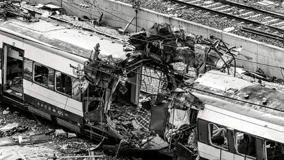 Uno de los vagones destrozados por los atentados yihadistas en la estación de Atocha, la misma mañana del 11 de marzo de 2004.