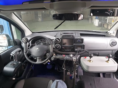 Interior de un vehículo adaptado para personas con discapacidades físicas severas, en una imagen cedida por la autoescuela Irrintzi.
