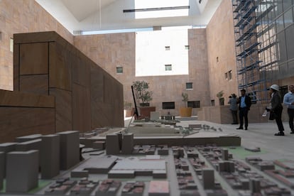 La maqueta del proyecto en el patio interior de la nueva embajada. El espacio consolidará más de 161.544 metros cuadrados de operaciones diplomáticas.