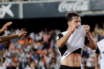 Hugo Guillamón celebra su gol, primero del Valencia ante el Villarreal, durante el partido (2-1) de la jornada 12 de LaLiga disputado es sábado en Mestalla. EFE/Juan Carlos Cárdenas