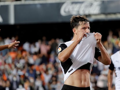 Hugo Guillamón celebra su gol, primero del Valencia ante el Villarreal, durante el partido (2-1) de la jornada 12 de LaLiga disputado es sábado en Mestalla. EFE/Juan Carlos Cárdenas