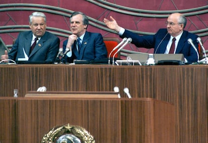 Boris Yeltsin, Nikolái Ryzhov  y Mijaíl Gorbachov  en el Kremlin el 19 de junio de 1990.