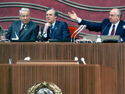 Boris Yeltsin, Nikolái Ryzhov  y Mijaíl Gorbachov  en el Kremlin el 19 de junio de 1990.