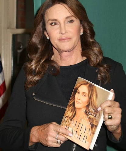 Caitlyn Jenner ha escrito una de las biografías que más eco ha tenido en los medios de comunicación. Y no solo porque habla de su proceso cambio de sexo —en sus páginas revela que el pasado enero se sometió a una operación de reasignación de sexo—, sino porque también habla de su exmujer, Kris Jenner, y su famosa familia Kardashian. En ‘The Secrets of My Life’ (Los secretos de mi vida, en castellano), cuenta que el exmarido de su exmujer, el fallecido Robert Kardashian, le insinuó en una conversación que era consciente de que O.J. Simpson, a quien defendió en el llamado juicio del siglo, era culpable de haber matado a su exmujer. Según el libro, y siempre según Caitlyn Jenner, Kris supo desde el primer momento que su marido quería cambiar de sexo y sus más de 20 años de matrimonio retransmitido la mayor parte en un 'reality show' familiar fue una orquestación mediática creada por la calculadora 'momager'. Para el libro contó con la ayuda del escritor Buzz Bissinger, un ganador de Pulitzer con el que mantuvo horas de conversación, y que contrastó todo lo que le contó con una docena de personas.