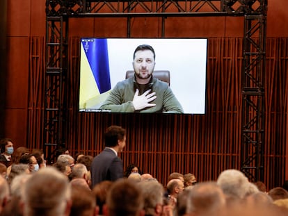 El presidente ucranio Zelenski habla por videollamada ante el Parlamento de Canadá a mediados de marzo.