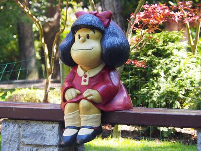 La estatua de Mafalda de Quino en Oviedo. 