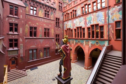 Escultura del cónsul romano Lucio Munacio Planco, fundador de la ciudad que dio origen a Basilea, en el edificio del Ayuntamiento.