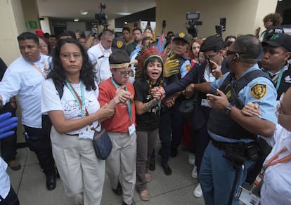 Txai Suruí (centro) protesta junto a un grupo de indígenas brasileños en la Zona Azul durante la COP16 de Cali, el 1 de octubre 2024.
