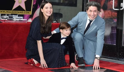 Gustavo Dudamel, junto a su esposa Maria Valverde y su hijo Martin, al descubrir su estrella en el Paseo de la Fama de Los Ángeles, el pasado martes.