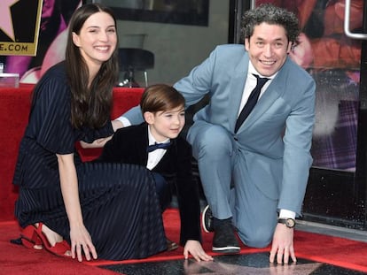 Gustavo Dudamel, junto a su esposa Maria Valverde y su hijo Martin, al descubrir su estrella en el Paseo de la Fama de Los Ángeles, el pasado martes.