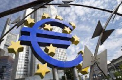 Vista de la escultura con el logo del euro que decora los alrededores de la sede del Banco Central Europeo (BCE) en Fr&aacute;ncfort (Alemania).