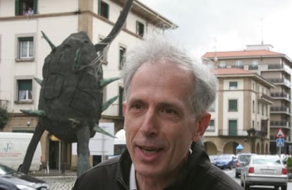 El artista Andrés Nagel ante su escultura de Amorebieta en 2008.