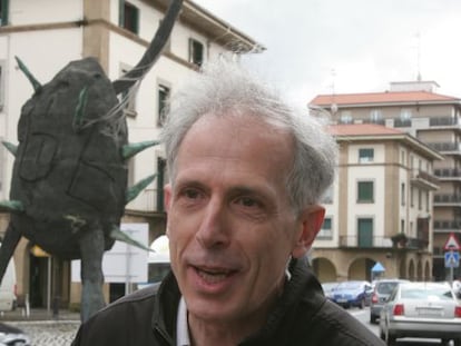 El artista Andrés Nagel ante su escultura de Amorebieta en 2008.