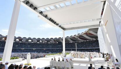 Esta fotografía publicada por los medios del Vaticano muestra al Papa durante la misa multitudinaria en Abu Dabi, a la que han asistido apróximadamente 170.000 feligreses, en el estadio de la ciudad deportiva de Zayed.