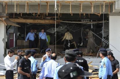 Policías pakistaníes inspeccionan los escombros del banco atacado por un terrorista suicida en Islamabad.
