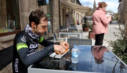 Un ciclista esmorza en un bar de Perafita.