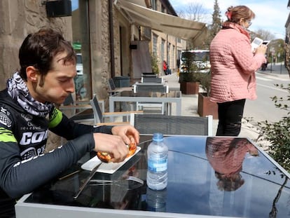 Un ciclista esmorza en un bar de Perafita.