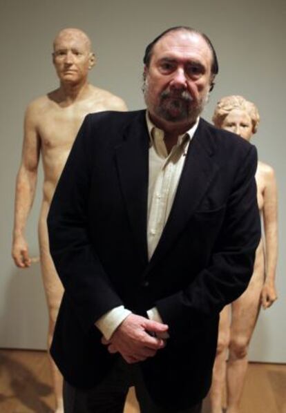 Javier Viar, ante dos esculturas de la exposición de Antonio López.