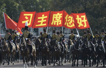 Miembros de la guardia de la Reina rinden homenaje al mandatario chino, Xi Jinping, en el palacio de Buckingham, en el centro de Londres.