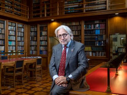 Josep Sánchez Llibre, fotografiado en la biblioteca de Foment del Treball.