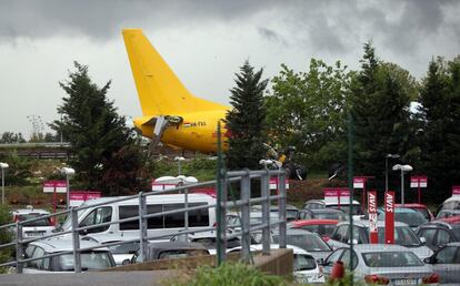 Vista de un avión de carga de la compañía DHL después de que se saliera de la pista tras aterrizar de madrugada en el aeropuerto italiano de Bergamo (norte) sin que se produjeran víctimas y obligara a cerrar la instalación durante varias horas, en Italia.